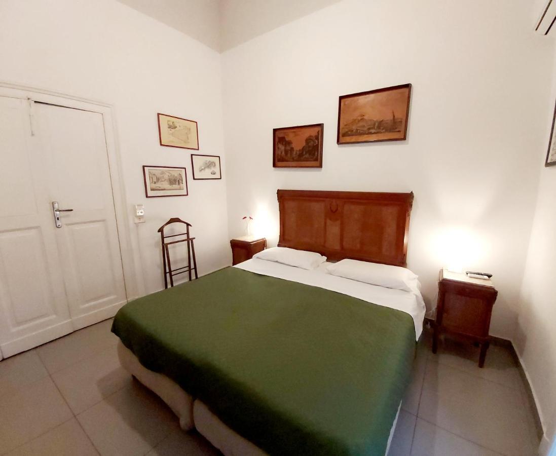 B&B Platamon Neapel Rum bild